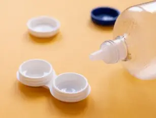 O líquido para lentes de contacto serve como colírio?